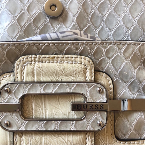 Guess y2k wristlet clutch - Picture 3 of 4